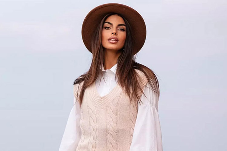 V-GUIDE Greta in an urban outfit