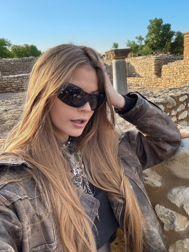 Julia meets Lara Croft